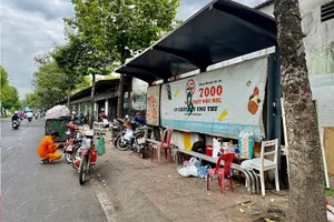 Một nhà chờ xe buýt bị lấn chiếm để đủ thứ vật dụng. Ảnh: HT