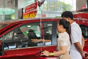 So với tháng 11, lượng người đi mua xe, tìm hiểu giá xe không nhiều. Ảnh: QUANG HUY