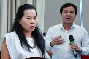 TS Tăng Thị Thiệm, Vụ Kế hoạch tổng hợp, Thanh tra Chính phủ (trái) và PGS-TS Lê Đình Thanh, Giám đốc BV Thống Nhất, tại hội thảo. Ảnh: BẢO PHƯƠNG