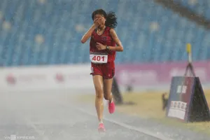 Hình ảnh Bou Samnang chạy dưới mưa quyết không bỏ cuộc tại SEA Games 32 được giải thưởng lớn về “Hình ảnh thể thao ấn tượng nhất năm 2023”. Ảnh: CTV 