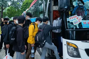 Sinh viên có hoàn cảnh khó khăn tại TP.HCM được tổ chức chuyến xe nghĩa tình về quê đón Tết năm 2023. Ảnh: CTV