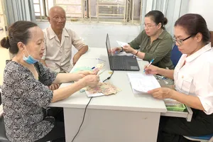 Người dân tại TP.HCM nhận lương hưu hằng tháng. Ảnh: BHXH TP.HCM cung cấp