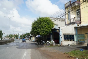 Nhiều hộ dân sinh sống ven Quốc lộ 1A, đoạn qua xã Tam Xuân mong chờ nhận đất, chuyển đến nơi ở mới. Ảnh: THANH NHẬT