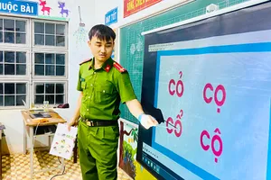 Thầy giáo mang quân hàm xanh trên bục giảng của lớp học tình thương. Ảnh: LÊ KIẾN