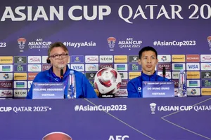 Đỗ Hùng Dũng xuất hiện trong buổi họp báo nhưng không có phút nào ra sân trong trận gặp Indonesia. Ảnh: VFF