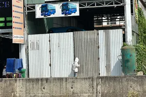 Sau khi PV thông tin về đoàn kiểm tra khoảng 20 phút, nhà xe Nam Hải dời toàn bộ xe, đóng kín cửa. Thậm chí không mở cửa khi có người gọi. Ảnh: NGUYỄN YÊN