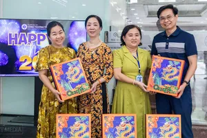 Trường ĐH Công thương TP.HCM trao tặng quà cho cán bộ, viên chức và người lao động nhân dịp Tết Nguyên đán 2024. Ảnh: NT