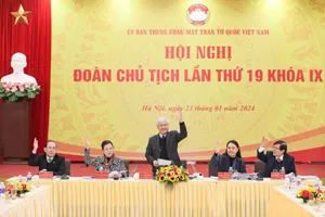 Chiều 23-1, các đại biểu biểu quyết thông qua Nghị quyết Hội nghị Đoàn Chủ tịch Ủy ban Trung ương MTTQ Việt Nam lần thứ 19, khóa IX. Ảnh: MTTQ VN