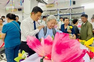 PGS-TS-BS Nguyễn Thanh Hiệp, Hiệu trưởng Trường ĐH Y khoa Phạm Ngọc Thạch, động viên người nhà của người hiến xác cho y học. Ảnh: THẢO PHƯƠNG