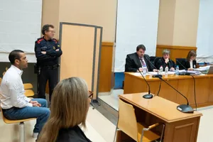 Dani Alves (bìa trái) tại phiên tòa ở Tây Ban Nha. Ảnh: MARCA