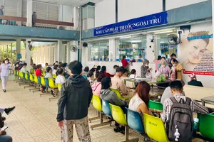 Người dân đến khám chữa bệnh tại BV Thống Nhất (TP.HCM). Ảnh: THẢO PHƯƠNG