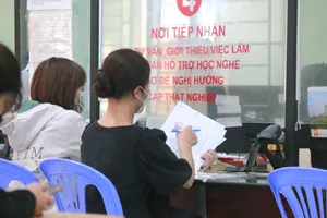 Người lao động làm thủ tục nhận trợ cấp thất nghiệp. Ảnh: MT