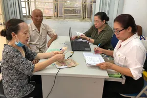 Người dân TP.HCM làm thủ tục nhận lương hưu. Ảnh: NGUYỄN HIỀN