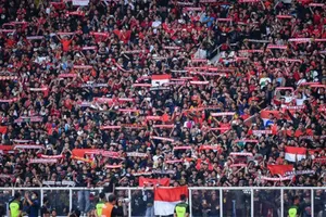 Cổ động viên Indonesia giữa chảo lửa Bung Karno có sức chứa 88.000 khán giả. Ảnh: PSSI