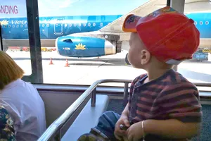 Nếu có căn cước cho trẻ dưới 14 tuổi thì khi đi máy bay không cần phải mang theo giấy khai sinh. Ảnh: THANH TRANG