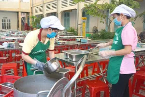 Nhân viên đang chuẩn bị bữa ăn bán trú cho học sinh Trường THCS Võ Trường Toản, quận 1, TP.HCM. Ảnh: NGUYỄN QUYÊN