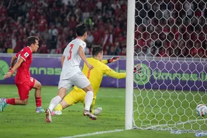 Vikri ghi bàn vào lưới thủ môn Nguyễn Filip sau pha ném biên của Arhan. Ảnh: ANH THỎA