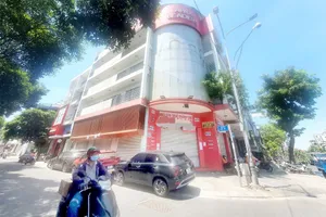 Trung tâm Anh ngữ Apax Leaders trên đường Phan Xích Long, quận Phú Nhuận, TP.HCM đóng cửa, treo bảng cho thuê mặt bằng. Ảnh: NGUYỄN QUYÊN