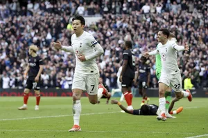 Son Heung-min vừa nổ súng vào lưới Luton. Ảnh: AFP