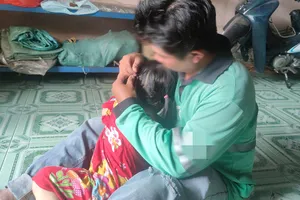 Anh H rất mong sớm được làm giấy khai sinh cho con gái. Ảnh: VÕ HÀ