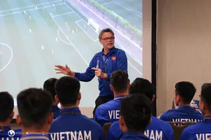 HLV Troussier trong những buổi giảng dạy về chiến thuật mà ông muốn các học trò thay đổi thói quen chơi bóng. Ảnh: VFF 