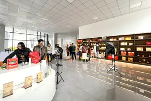 Bên trong một tổng kho hàng của Trung Quốc có sức chứa lớn, hiện đại, được xây dựng sát biên giới Việt Nam. Ảnh: SƠN TÂM