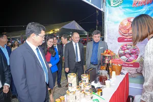 Cần phát triển sản phẩm mang đậm chất Việt Nam không chỉ trên sân nhà mà còn ở nước bạn. Trong ảnh: Đặc sản của Việt Nam tại một hội chợ ở TP.HCM. Ảnh: THU HÀ 