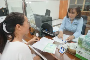 Người lao động đến cơ quan BHXH TP.HCM thực hiện một số thủ tục liên quan đến BHXH. Ảnh: NH