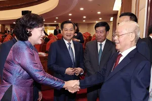 Tổng Bí thư Nguyễn Phú Trọng với các đại biểu dự Hội nghị Trung ương 9, khóa XIII. Ảnh: TTXVN