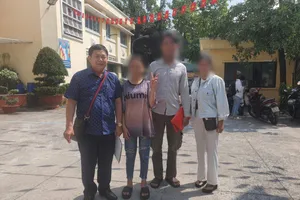 TS Huỳnh Tấn Đạt, Giám đốc Trung tâm Trợ giúp pháp lý Nhà nước TP.HCM (bìa trái), đi cùng một người dân có hoàn cảnh khó khăn hỗ trợ làm giấy khai sinh. Ảnh: TĐ