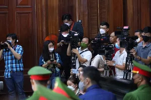 Báo chí tác nghiệp tại một phiên tòa ở TAND TP.HCM. Ảnh: NGUYỆT NHI