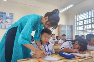 Học sinh lớp 1 Trường Tiểu học Trần Quốc Toản, quận 12 trong một giờ học. Ảnh: NQ