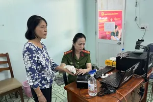 Người dân thực hiện thủ tục cấp thẻ căn cước tại Công an TP Thủ Đức. Ảnh: HUỲNH THƠ