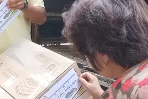 Một số vựa nông sản cho trộn đất rồi đóng thùng, dán tem nông sản Đà Lạt cho khoai tây Trung Quốc tại huyện Đơn Dương (Lâm Đồng). Ảnh: M.HẬu- T.SANG