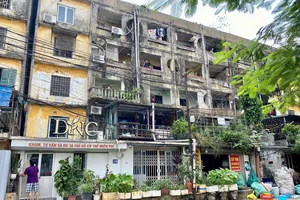 Khu nhà tập thể A Ngọc Khánh, quận Ba Đình nằm trong cấp độ nguy hiểm. Ảnh: MINH TRÚC