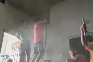 Tổ liên gia trên địa bàn phường 14, quận Gò Vấp đã nhanh chóng tiếp cận, khống chế đám cháy kịp thời. Ảnh: HT