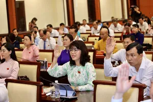 Đại biểu HĐND TP.HCM biểu quyết thông qua dự thảo nghị quyết. Ảnh: NGUYỆT NHI