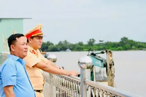 Anh Song (mặc áo sơ mi) đã cứu được chín người nhảy cầu Bến Lức tự tử từ đầu năm đến nay. Ảnh: LÊ DUY