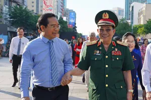 Chủ tịch UBND TP.HCM Nguyễn Văn Được thăm hỏi Thiếu tướng Trần Ngọc Thổ tại lễ tôn vinh các cá nhân tiêu biểu trong sự nghiệp xây dựng, bảo vệ và phát triển TP.HCM (1975-2025) vào sáng 23-4. Ảnh: THUẬN VĂN