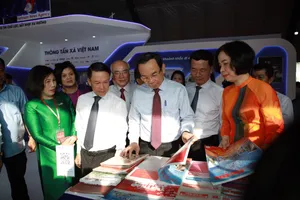 Tổ hợp báo chí - truyền thông chủ lực đa phương tiện là mô hình phù hợp để phát triển các trung tâm truyền thông vùng hoặc thành phố lớn như TP.HCM, Hà Nội, Đà Nẵng... Trong ảnh: Bí thư Thành ủy TP.HCM Nguyễn Văn Nên tham dự Hội báo toàn quốc 2024 tại TP.HCM. Ảnh: HOÀNG GIANG