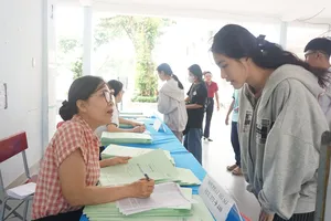 Học sinh đến Trường THPT Võ Trường Toản làm hồ sơ nhập học vào lớp 10. Ảnh: NGUYỄN QUYÊN