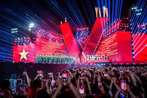 50.000 khán giả phủ kín sân vận động quốc gia Mỹ Đình trong concert “Tổ quốc trong tim”. Ảnh: BTC