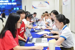 Thí sinh làm thủ tục nhập học tại Trường ĐH Bách khoa (ĐH Quốc gia TP.HCM). Ảnh: NQ