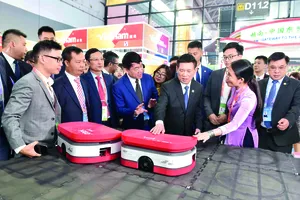 Phó Thủ tướng Hồ Đức Phớc (hàng đầu tiên, thứ hai từ phải qua) và đoàn đại biểu Việt Nam tham quan các gian hàng của doanh nghiệp Việt Nam tại Hội chợ Trung Quốc - ASEAN. Ảnh: TTXVN