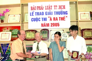  TS-LS Phan Đăng Thanh trao giải thưởng cuộc thi “À Ra Thế!” năm 2005. Ảnh: HUỲNH TRÍ DŨNG