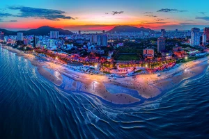  Tác phẩm “Vũng Tàu - Cánh tay vươn dài của TP.HCM ra biển lớn” được trao giải Nhì, đưa người xem đến với Bãi Sau - khu vực vừa được chỉnh trang hiện đại, trở thành điểm đến hấp dẫn của du khách. Ảnh: NGUYỄN MINH TÂN