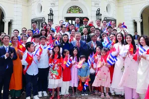 Tổng Bí thư Tô Lâm và phu nhân chụp ảnh lưu niệm cùng cán bộ, nhân viên Đại sứ quán và cộng đồng người Việt Nam tại Cuba vào tháng 9-2024. Ảnh: TTXVN