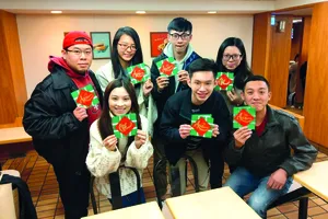 Anh Huân (ngoài cùng bên phải) trong một tiết học với chị Thu Hằng. Ảnh: NVCC