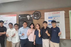 PGS-TS Nguyễn Thanh Bình (thứ tư từ phải sang), Trưởng bộ môn Ứng dụng tin học, thuộc khoa Toán - Tin học Trường ĐH Khoa học tự nhiên, ĐH Quốc gia TP.HCM, cùng các sinh viên tại Viện nghiên cứu cao cấp về Toán VIASM. Ảnh: NVCC