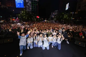 Đoàn làm phim giao lưu tại phố đi bộ Nguyễn Huệ trong khuôn khổ Liên hoan phim quốc tế TP.HCM. Ảnh: HIFF